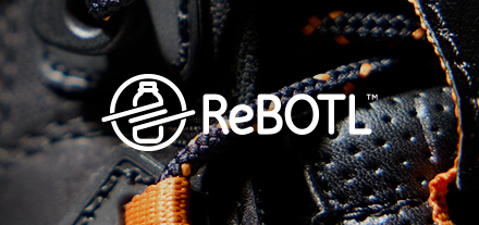 Los productos con material ReBOTL™ contienen al menos un 50% de PET reciclado (tereftalato de polietileno reciclado, el material del que están hechas las botellas de plástico), excepto los materiales traza.