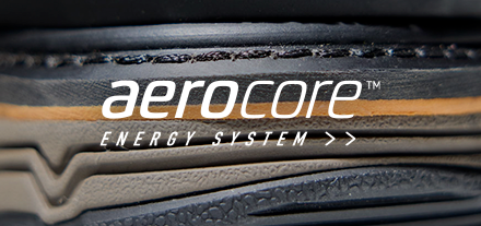 Aerocore™ Energy System: hemos creado una suela súper liviana que proporciona una amortiguación cómoda para que puedas permanecer de pie por más tiempo. Está hecha de materiales duraderos que están diseñados para no descomponerse con el tiempo.